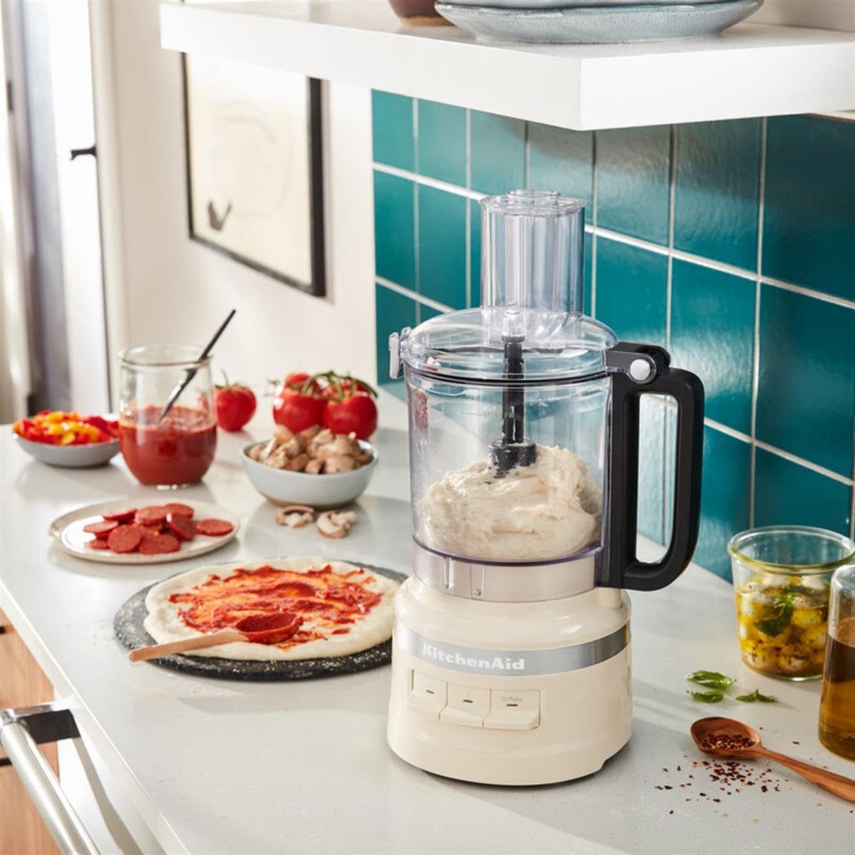 "Entdecken Sie die Vielfalt: 2,1L Küchenmaschine in Creme für kreative Küche"