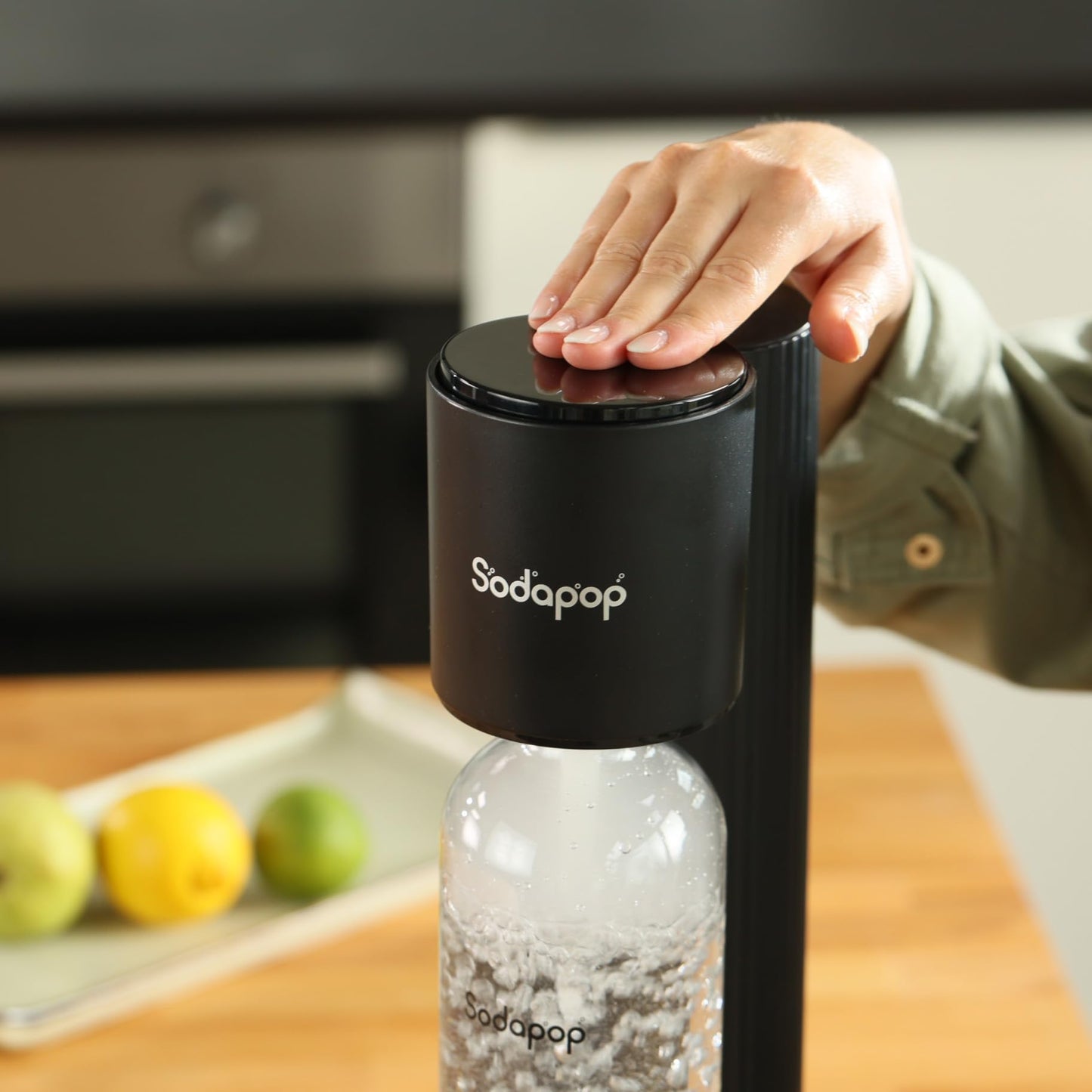 "Sprudelexpertise für jede Küche: Schwarzer Wassersprudler mit 1 Flasche"