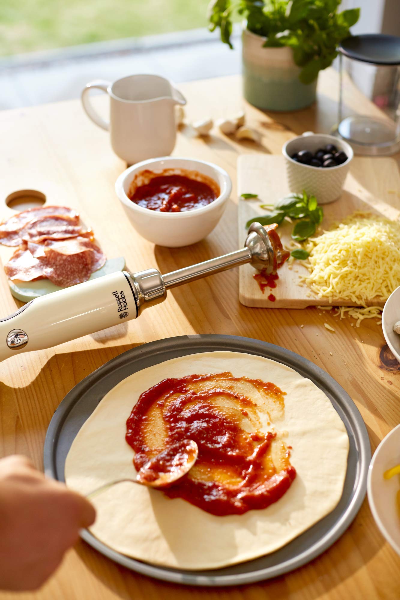 "Retro Flair: Cremefarbener Stabmixer Set mit Messbecher für perfekte Ergebnisse"