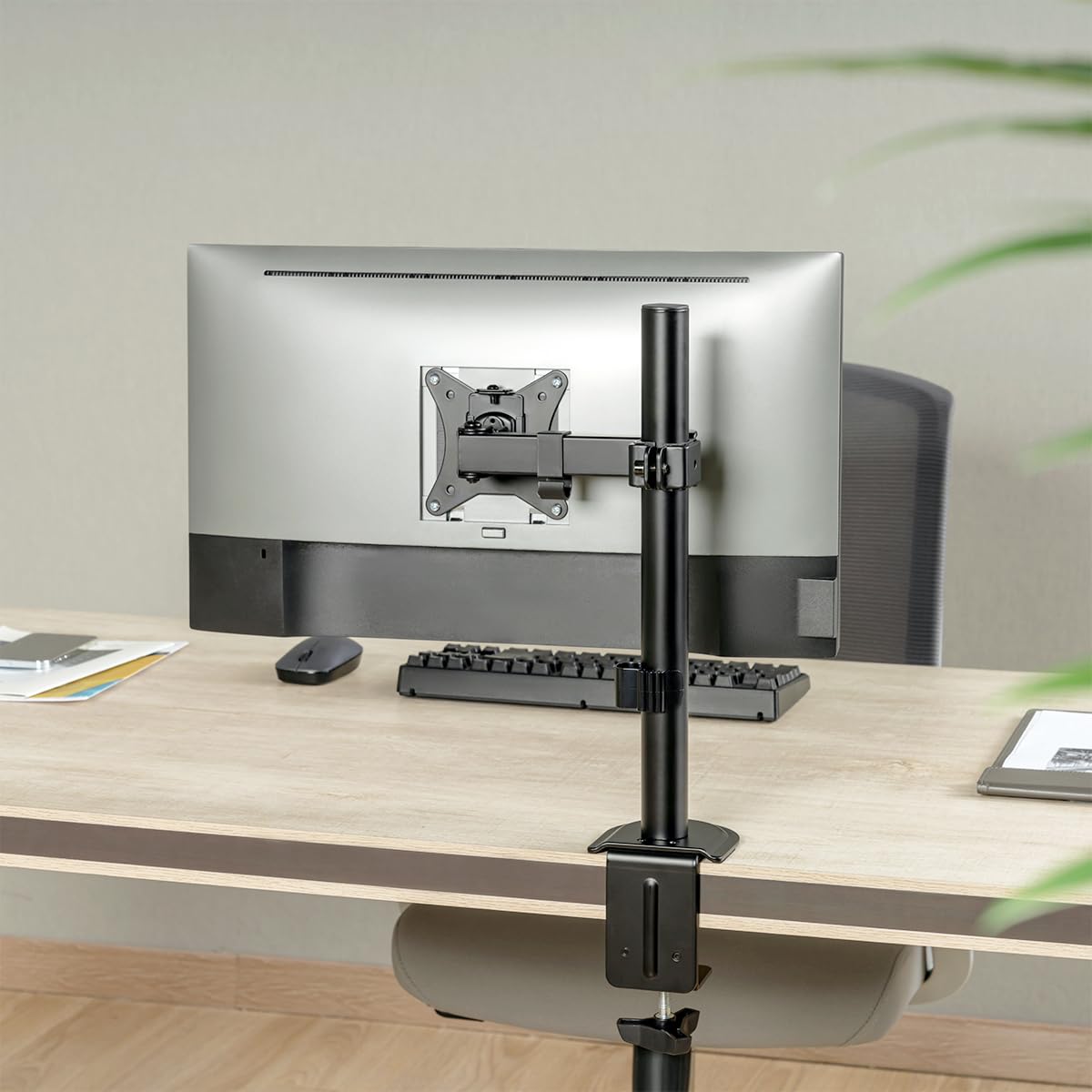 "Erleben Sie Flexibilität: Schwarze Monitorhalterung für 17–32 Zoll, 1 Stück"