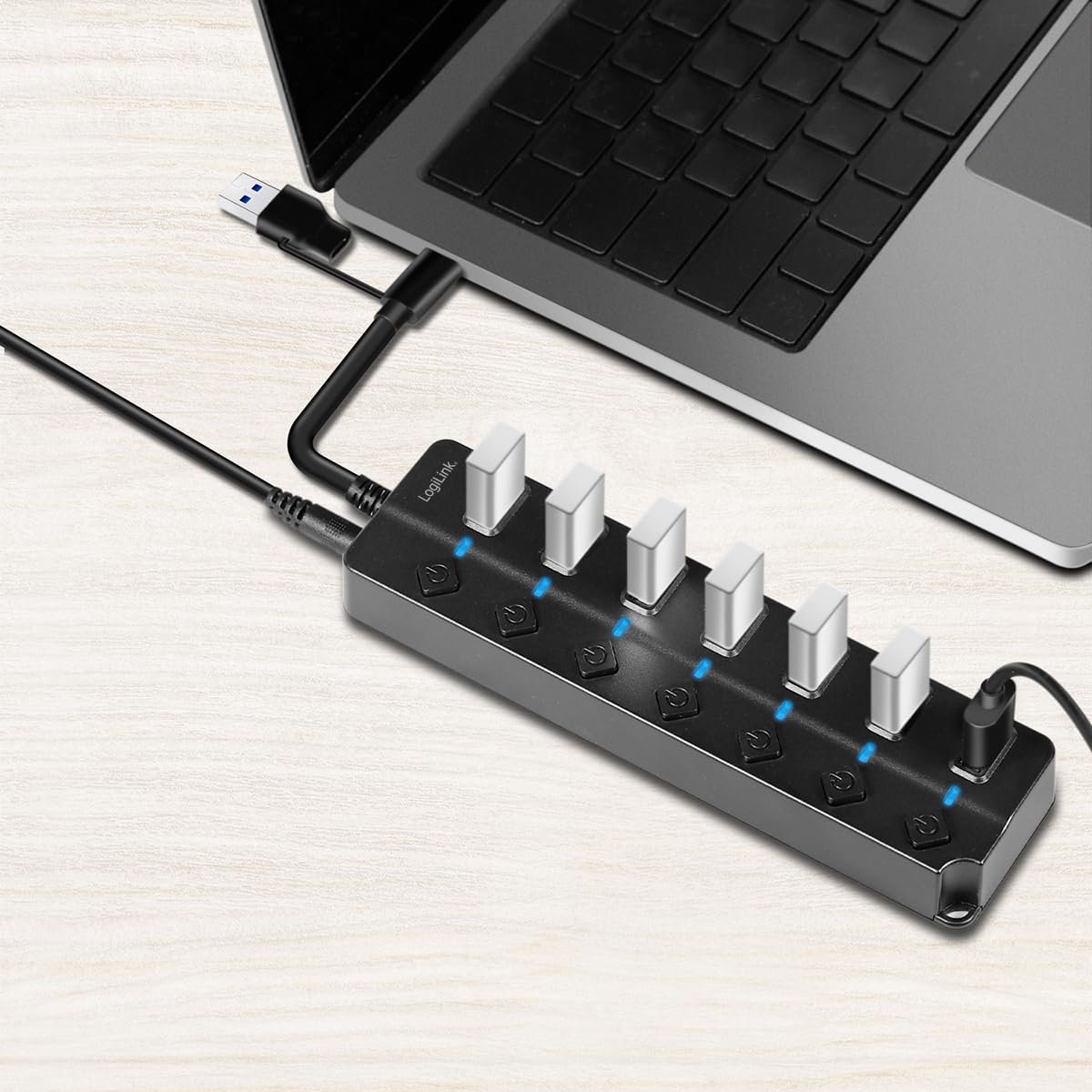 "Maximale Connectivity: 7-Port USB Hub in Schwarz mit Ein/Aus-Schaltern"