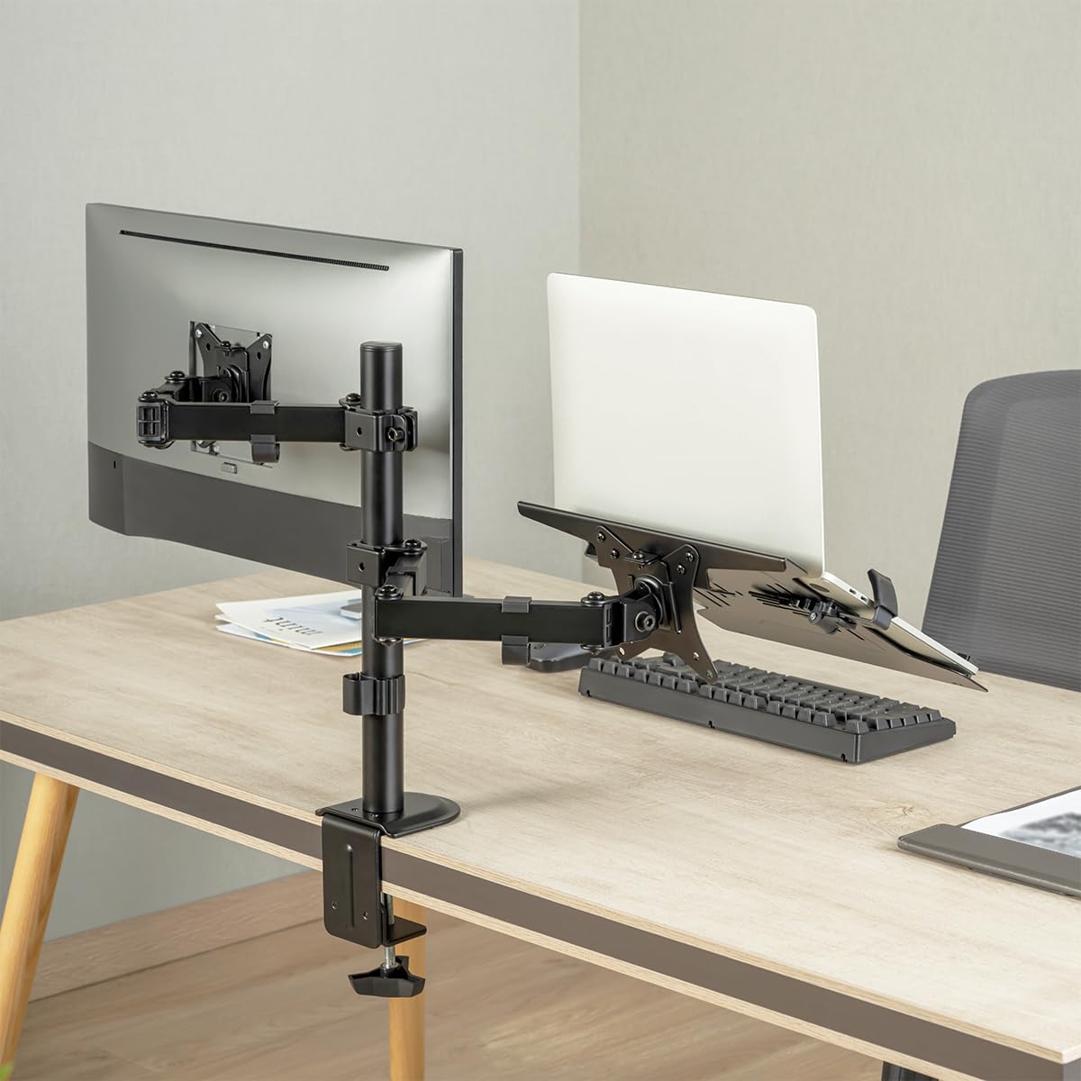 "Optimale Sicht: Schwarze Halterung für 2 Monitore und 1 Notebook/Tablets"