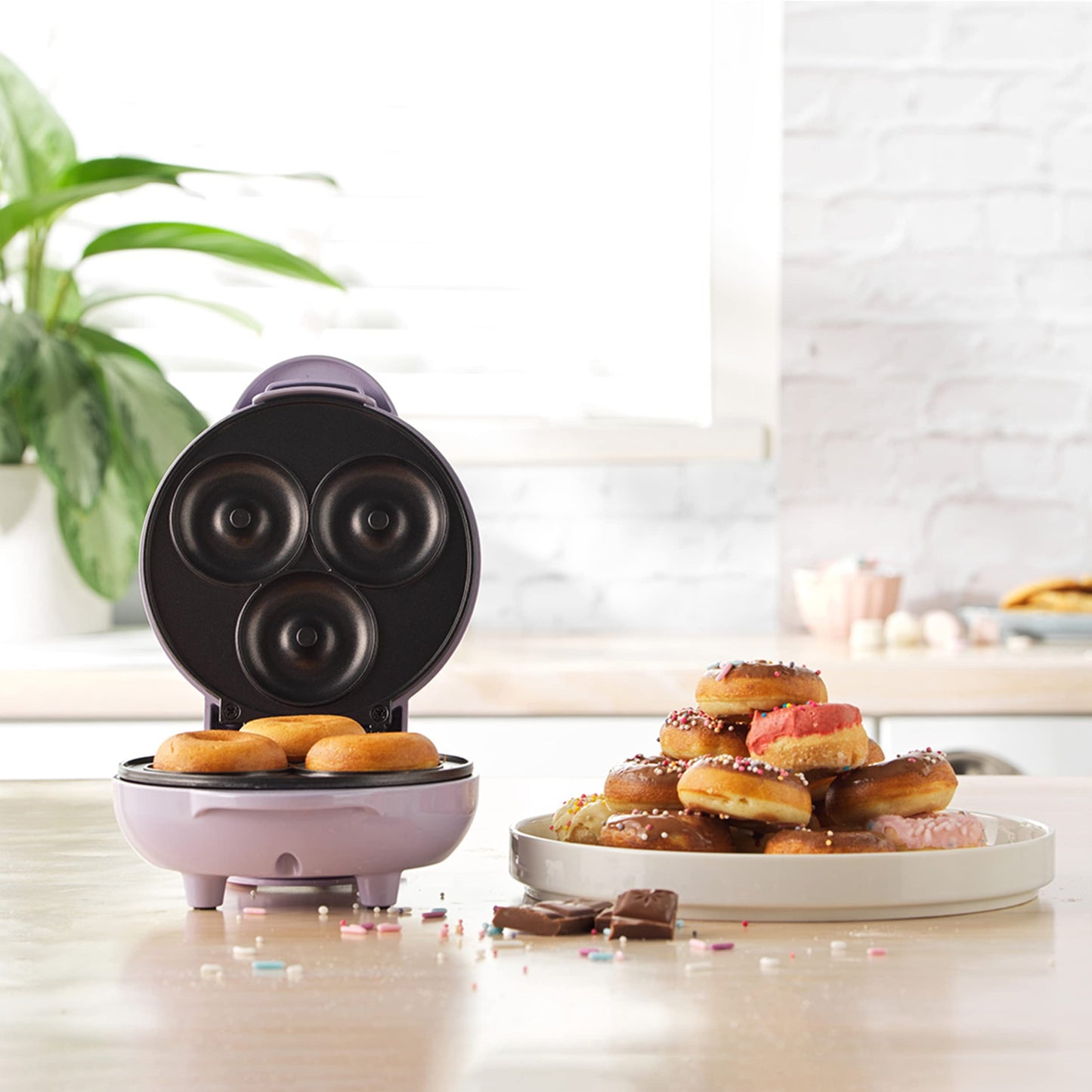 "Genießen Sie 3 fluffige Mini-Donuts in Pastellviolett - Gesund und lecker!"