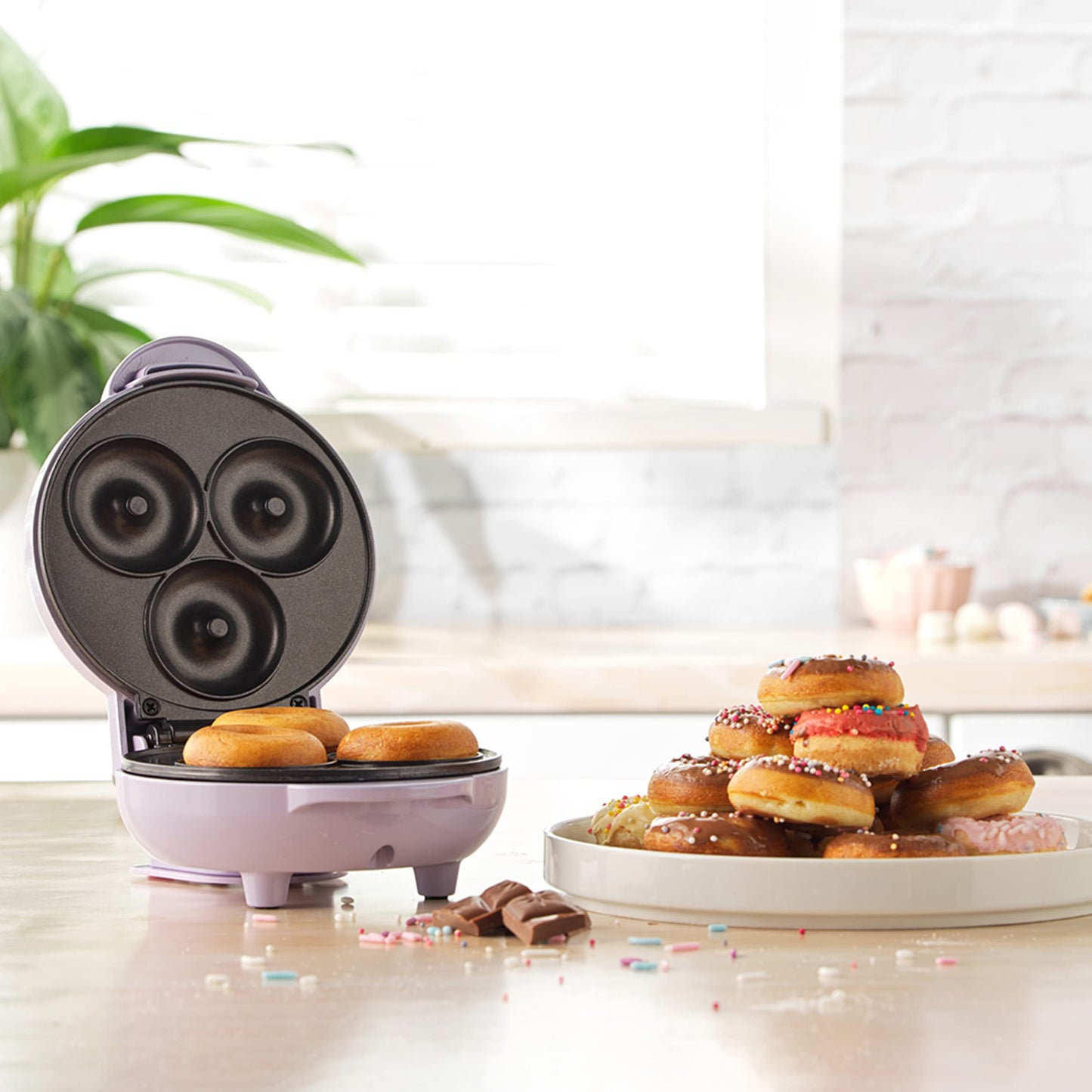 "Genießen Sie 3 fluffige Mini-Donuts in Pastellviolett - Gesund und lecker!"