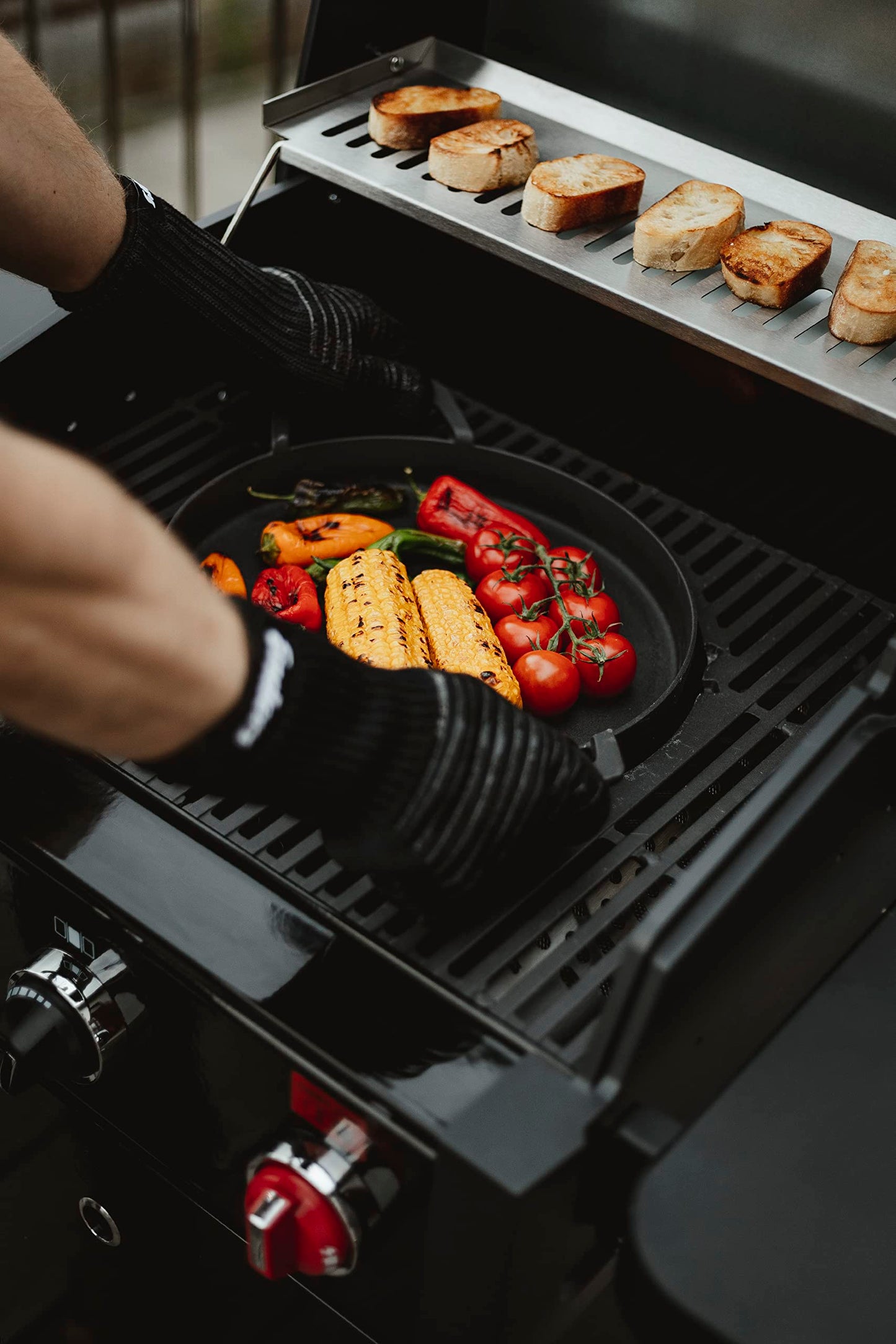 "Vielseitigkeit pur: Hochrandige Gusseisenpfanne für perfekten Grillgenuss"