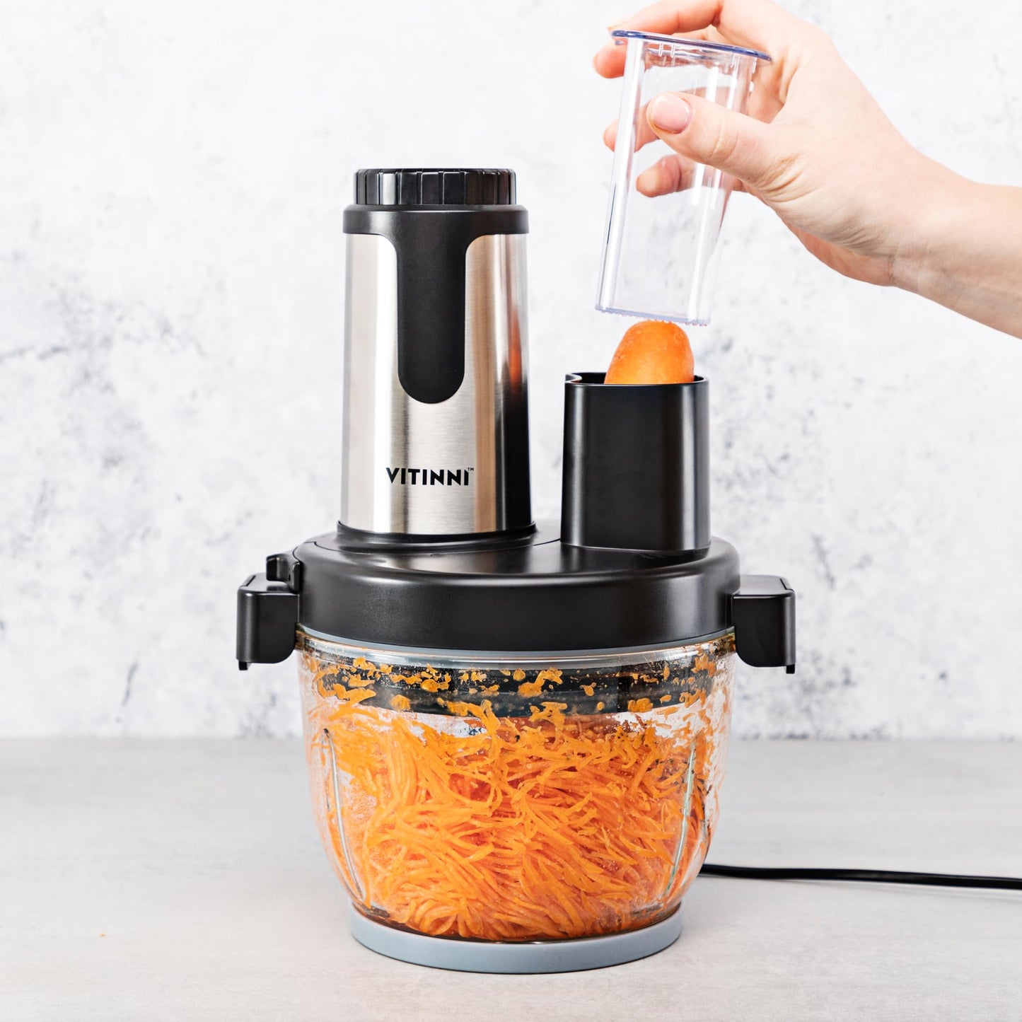 "Kochen leicht gemacht: 2L Küchenmaschine in elegantem Schwarz-Silber"