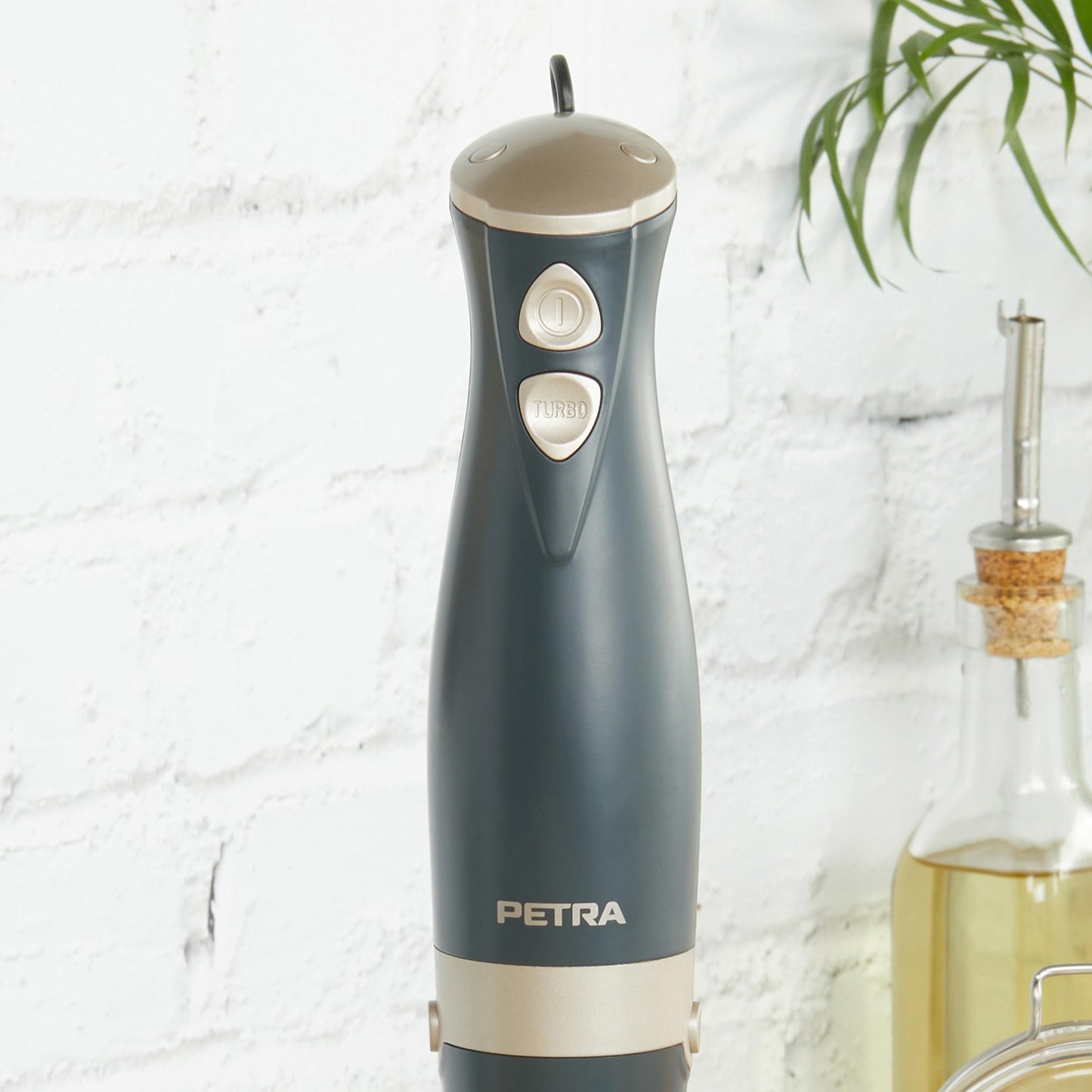"Küchenzauber: 2-in-1 Edelstahl-Stabmixer in elegantem Grau und Gold!"