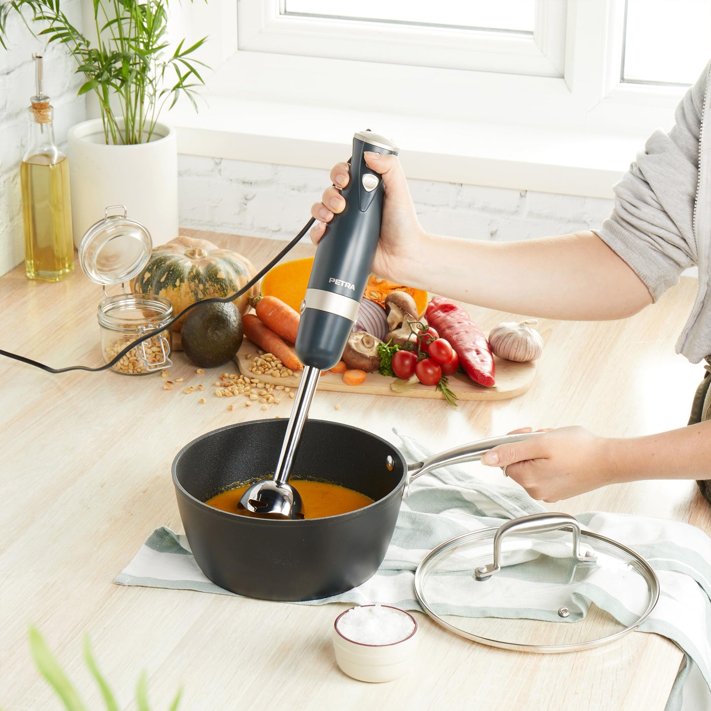 "Küchenzauber: 2-in-1 Edelstahl-Stabmixer in elegantem Grau und Gold!"