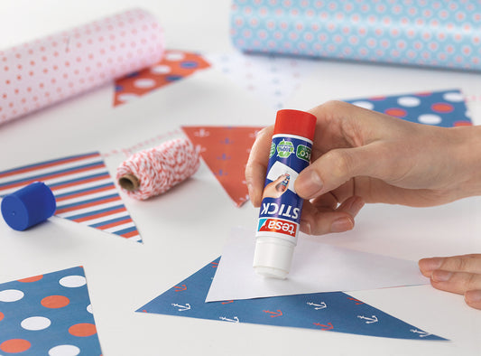 tesa Stick ecoLogo - Geruchsneutraler Klebestift für Papier und Pappe - Lösungsmittelfrei und Umweltschonend - 4 x 20 g