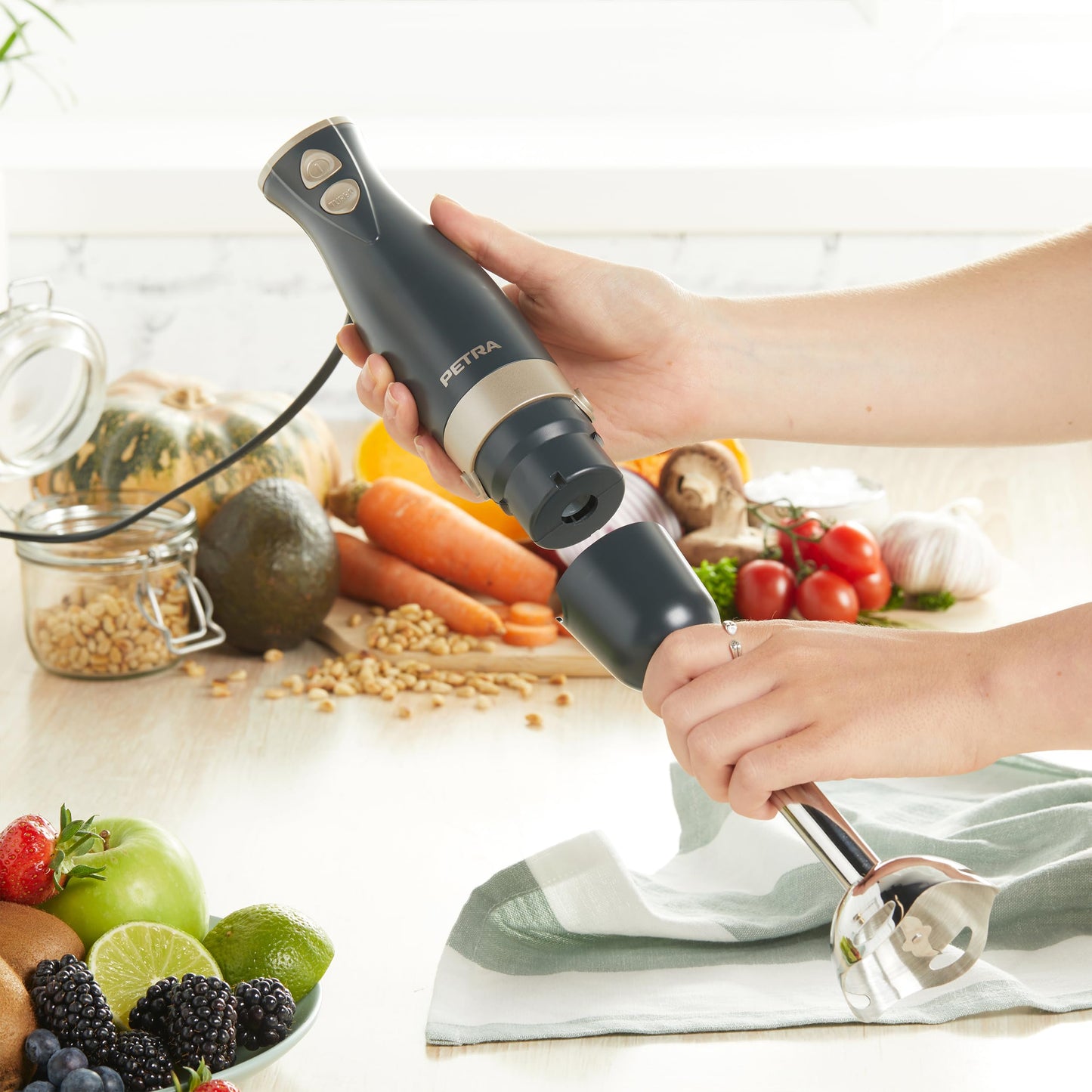 "Küchenzauber: 2-in-1 Edelstahl-Stabmixer in elegantem Grau und Gold!"