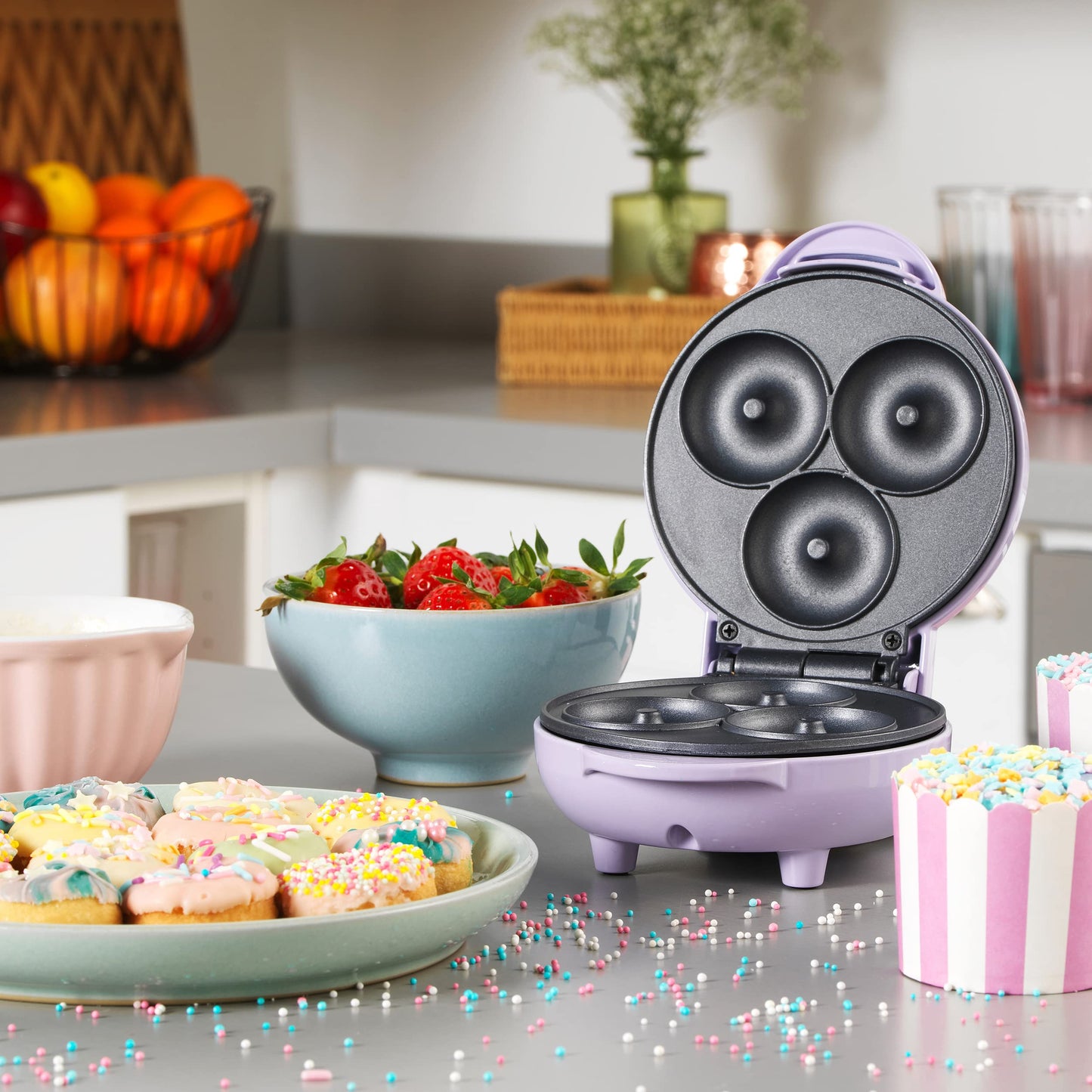 "Genießen Sie 3 fluffige Mini-Donuts in Pastellviolett - Gesund und lecker!"