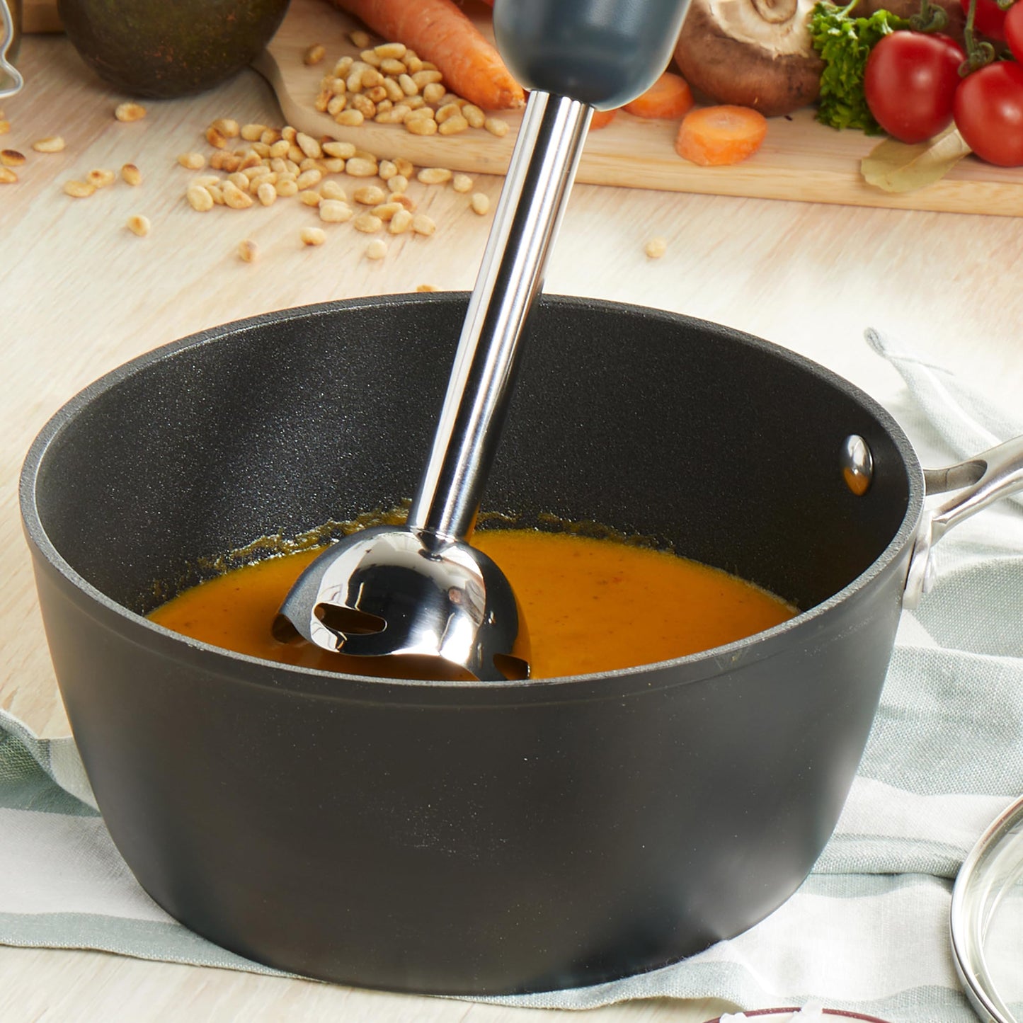"Küchenzauber: 2-in-1 Edelstahl-Stabmixer in elegantem Grau und Gold!"