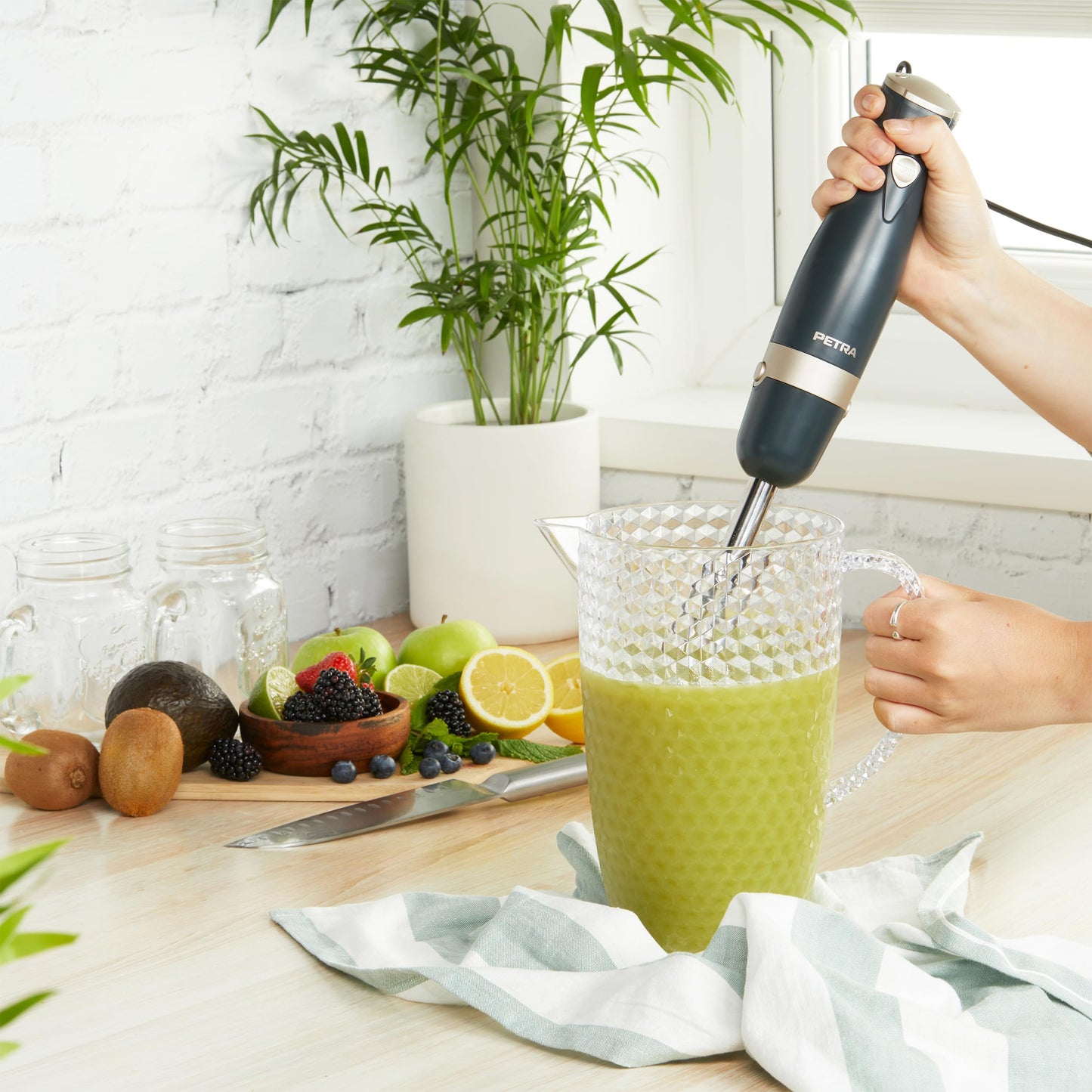 "Küchenzauber: 2-in-1 Edelstahl-Stabmixer in elegantem Grau und Gold!"
