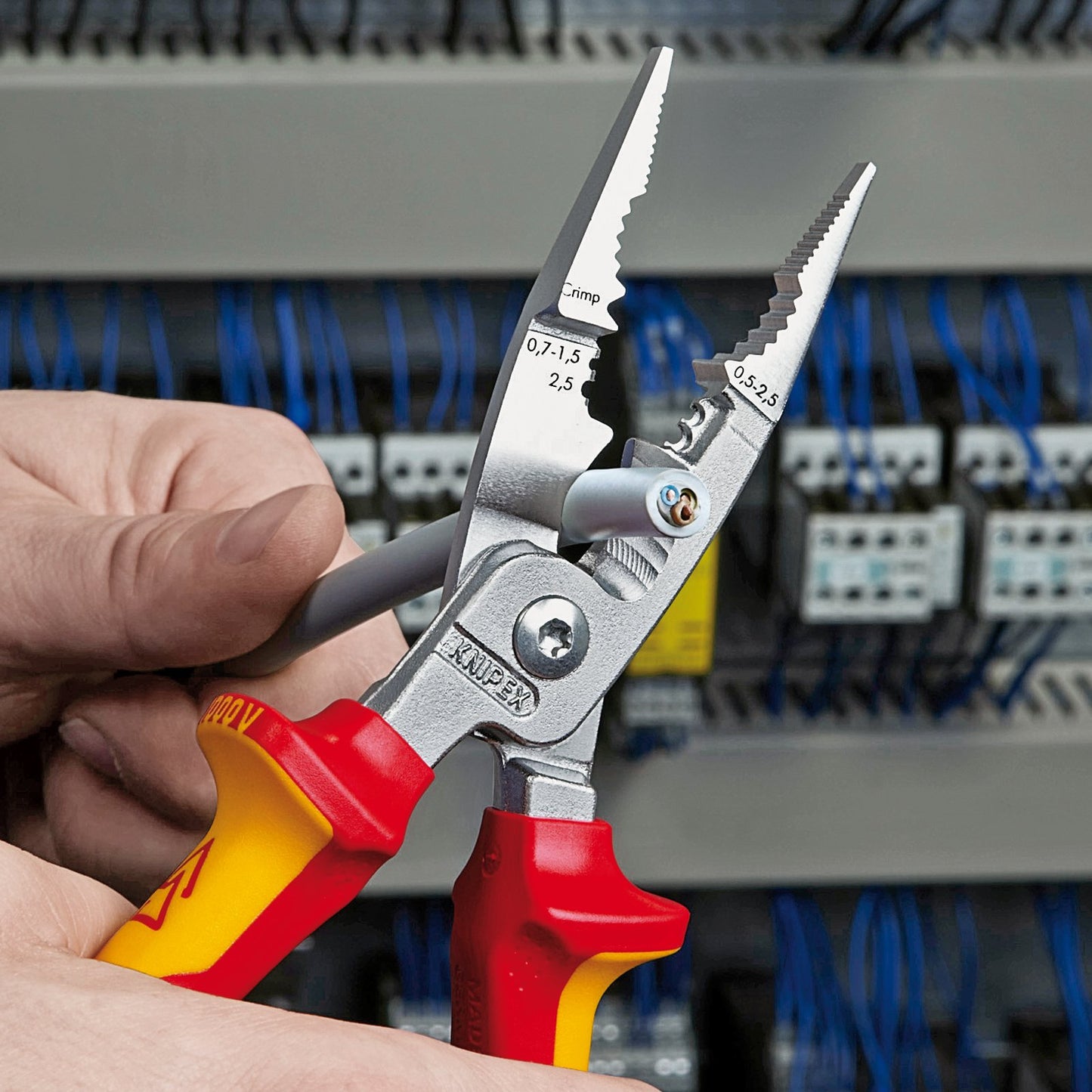 "Präzision, die begeistert: 2x VDE-isolierte Elektro-Zangen für Profis!"