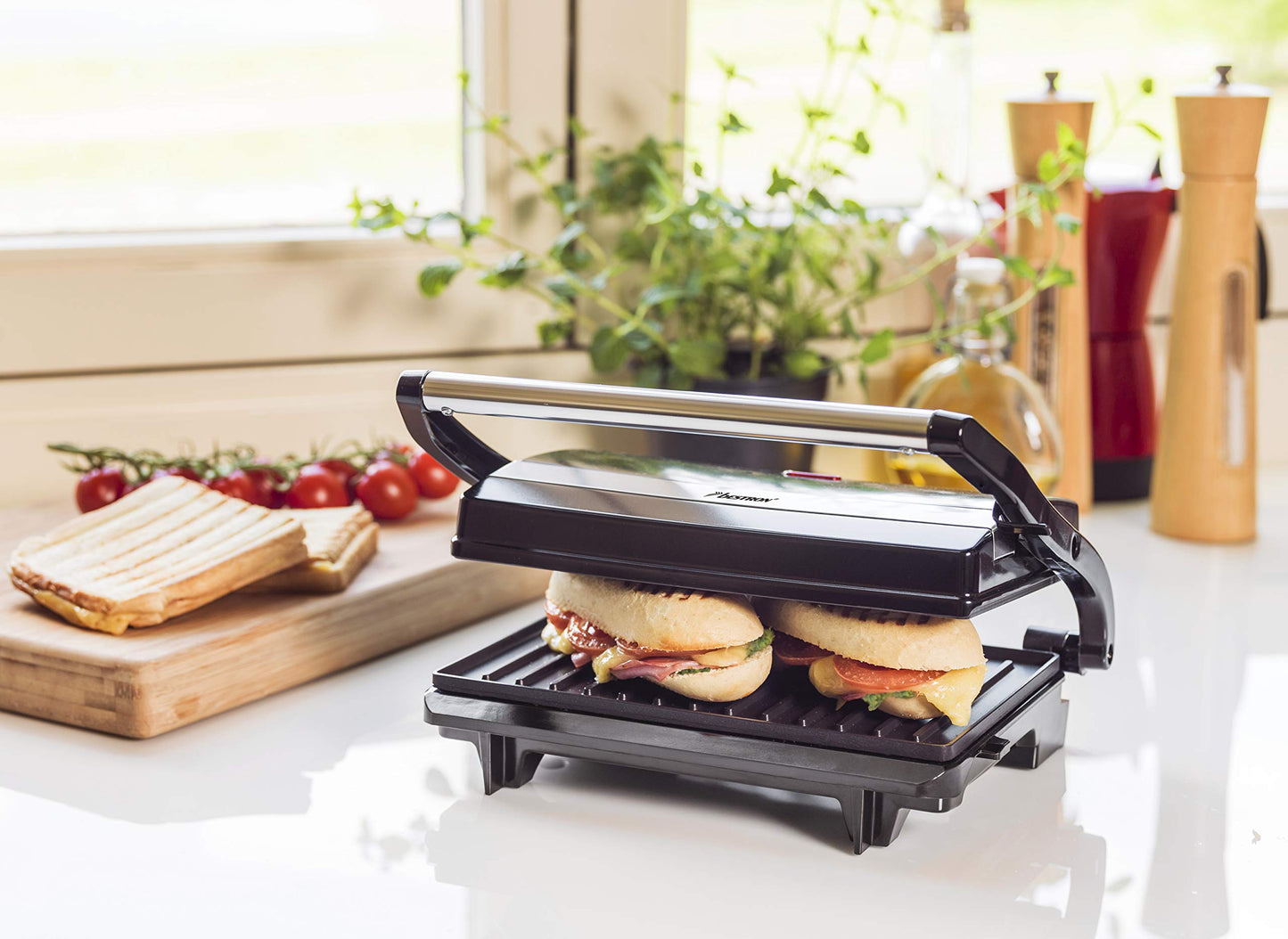 "Kompakter Genuss: 700W elektrischer Kontaktgrill für knusprige Paninis in Schwarz"