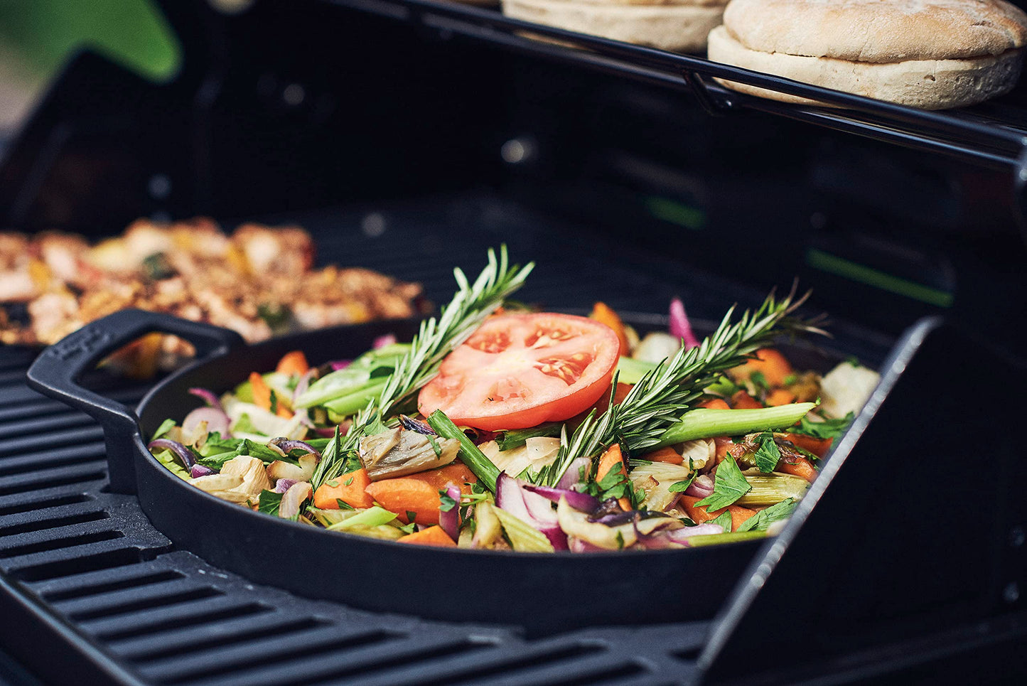 "Vielseitigkeit pur: Hochrandige Gusseisenpfanne für perfekten Grillgenuss"