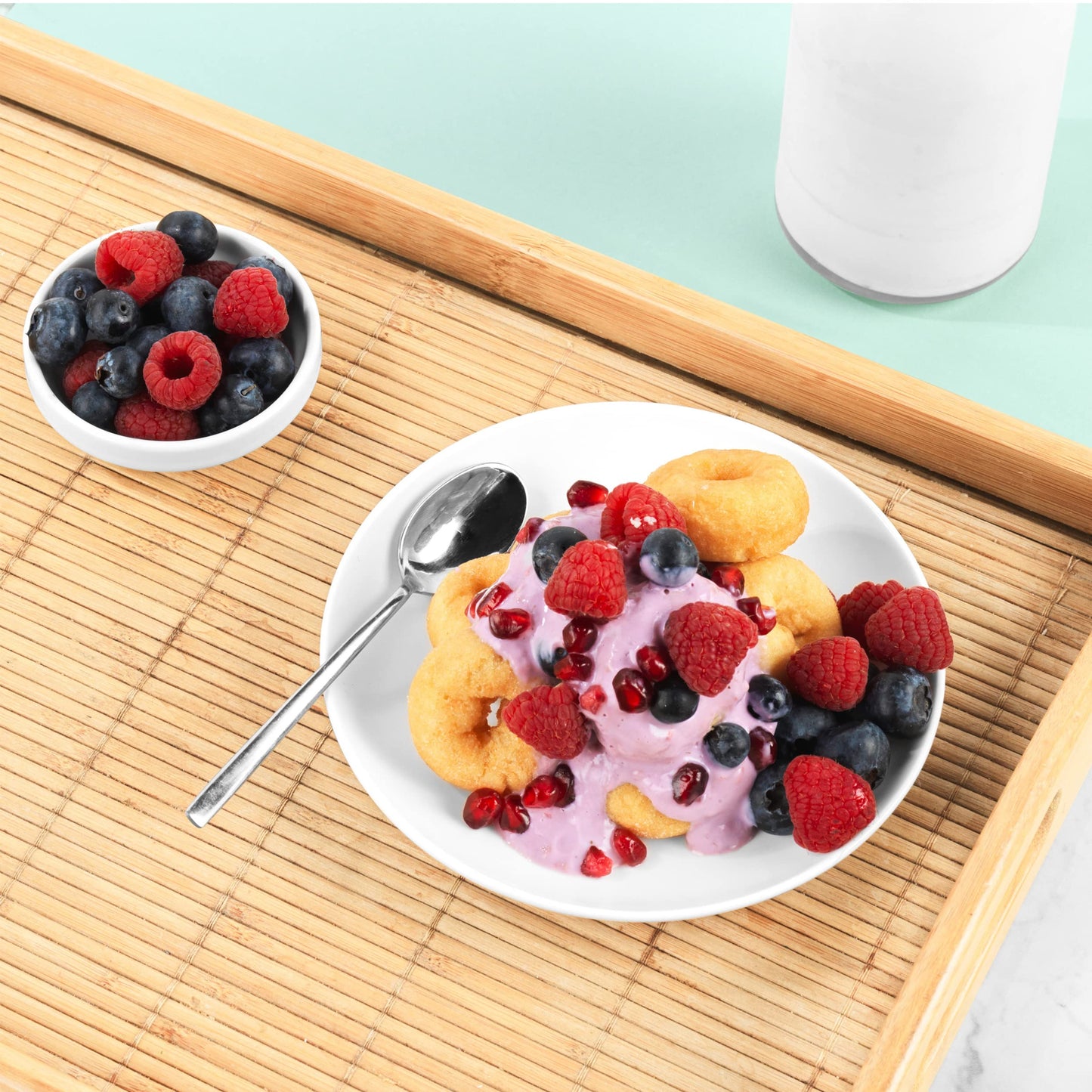"Genießen Sie 3 fluffige Mini-Donuts in Pastellviolett - Gesund und lecker!"